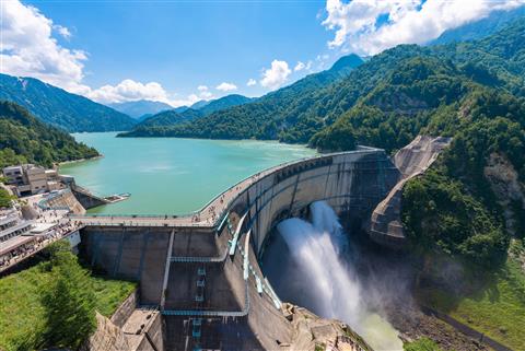 黒部ダム（観光放水は6/26〜10/15まで（予定））